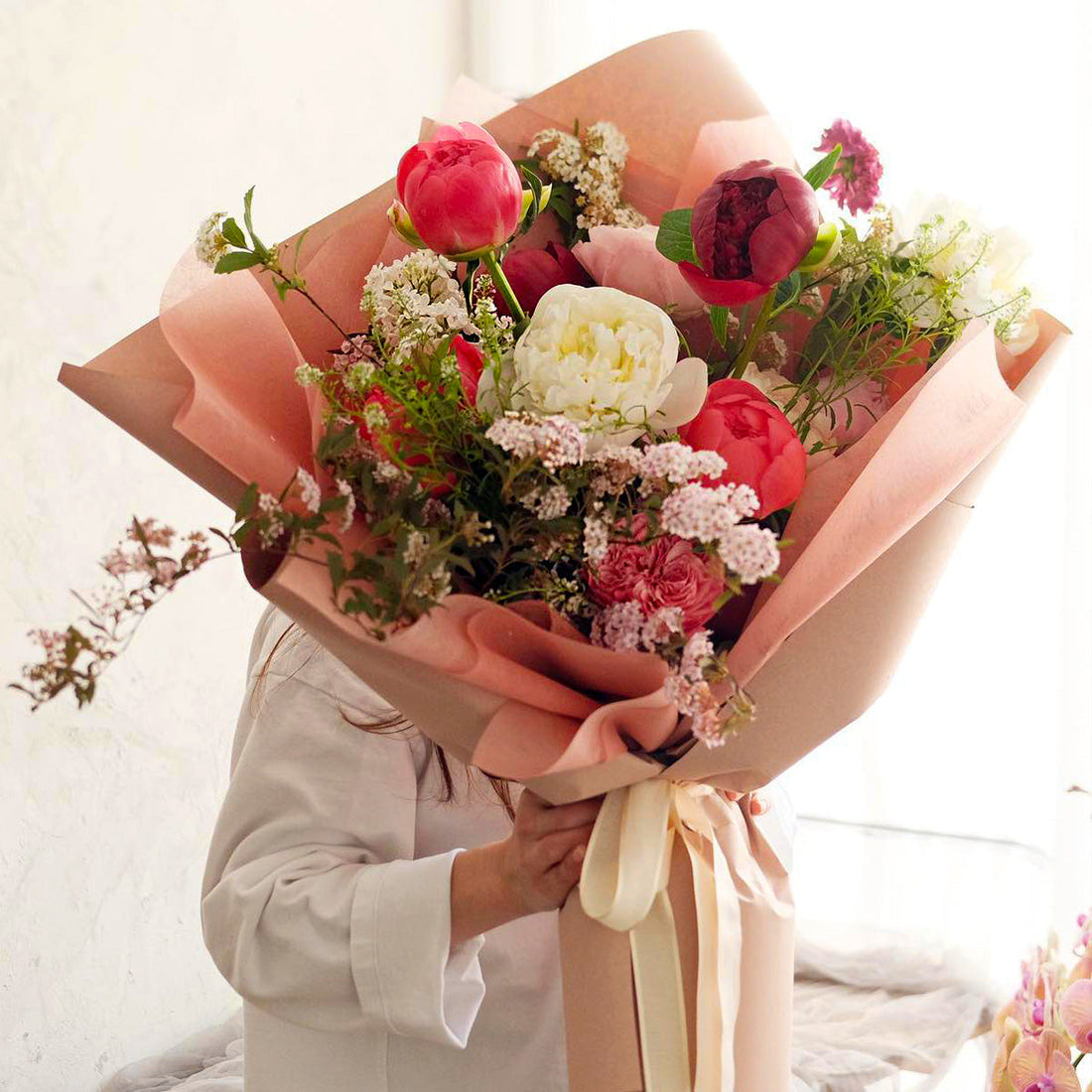 Give beautiful flower bouquets and gifts to your mother