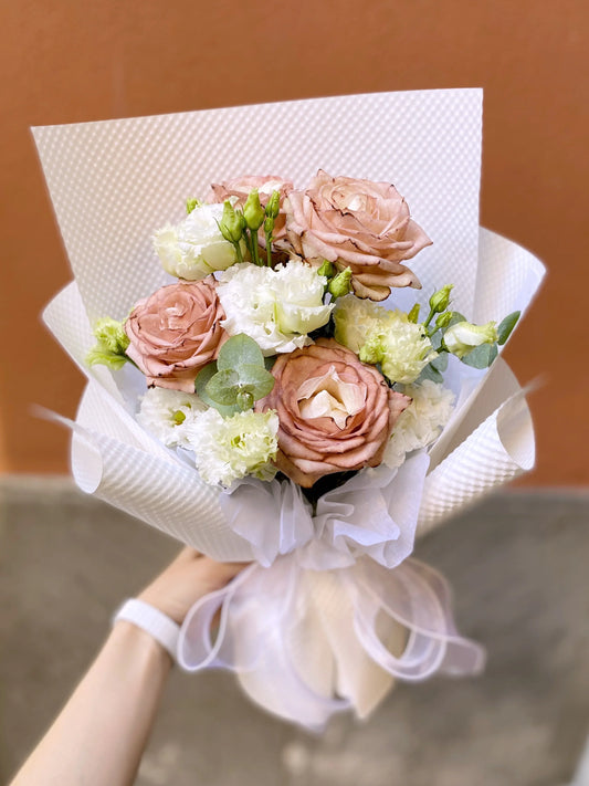Small and affordable flower bouquets in Karachi