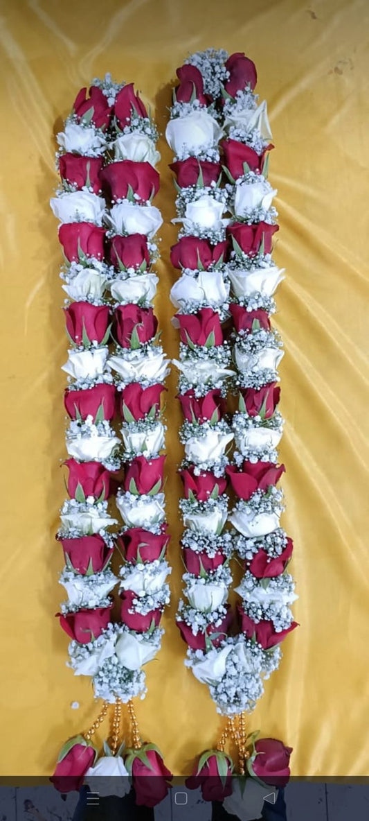 A bridal choker necklace made from red roses and baby’s breath flowers, adding a romantic touch to the bride’s outfit.