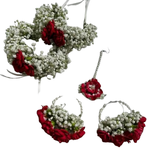 "Fresh flower gajra set made with baby’s breath and red roses – traditional floral jewellery for weddings and mehndi in Pakistan"